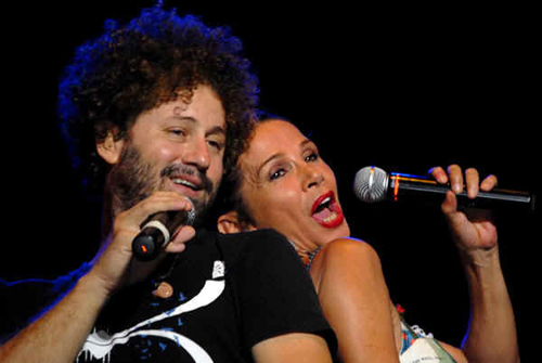 Victoria Abril la actriz y cantante española acompañada del cantautor cubano Raúl Paz
